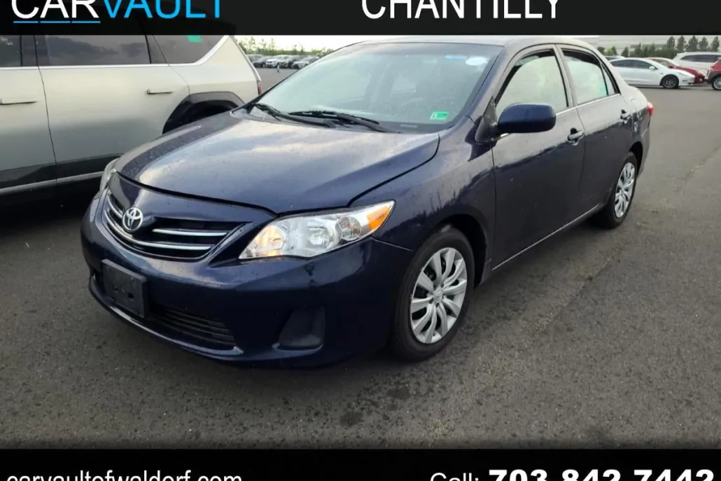 2013 Toyota Corolla LE photo 1