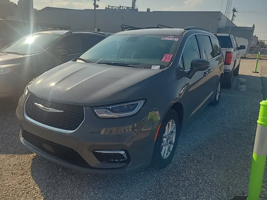 2022 Chrysler Pacifica Touring L photo 1