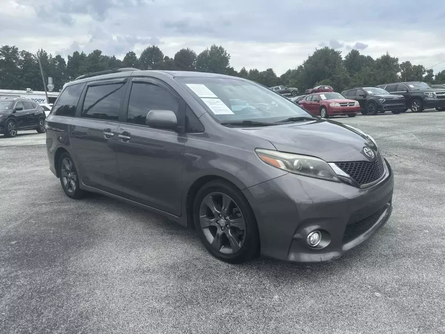 2016 Toyota Sienna SE Premium photo 1