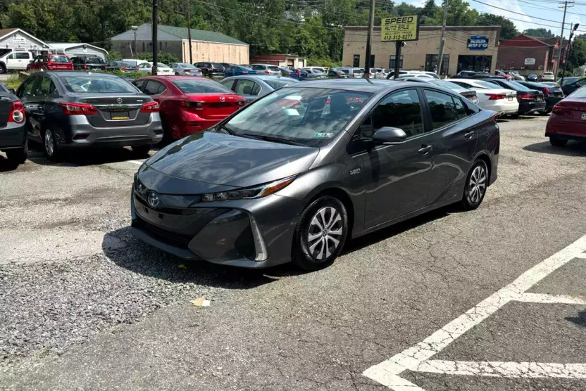 2021 Toyota Prius Prime LE photo 1