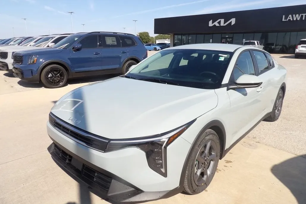 2025 Kia K4 LXS photo 1