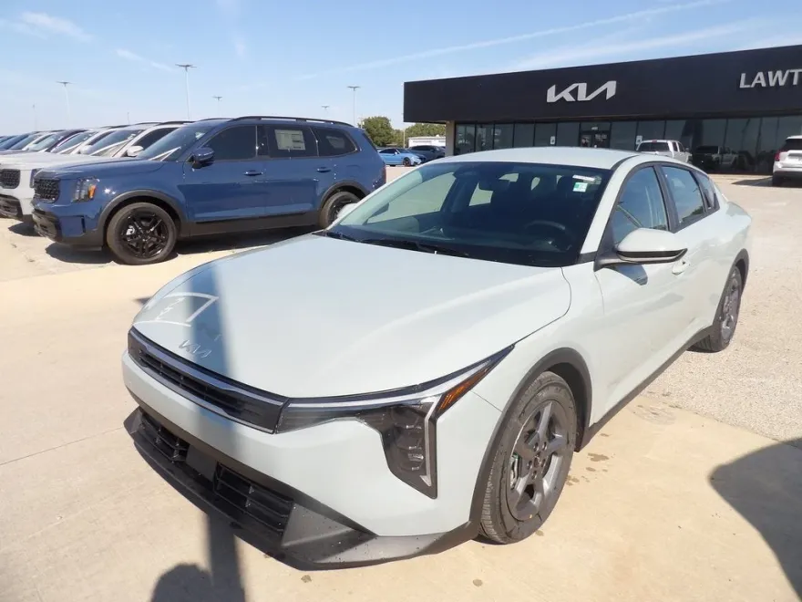 2025 Kia K4 LXS photo 1