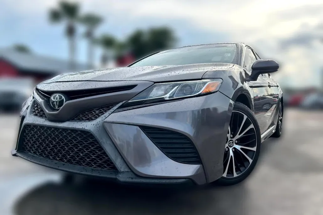 2020 Toyota Camry SE photo 1