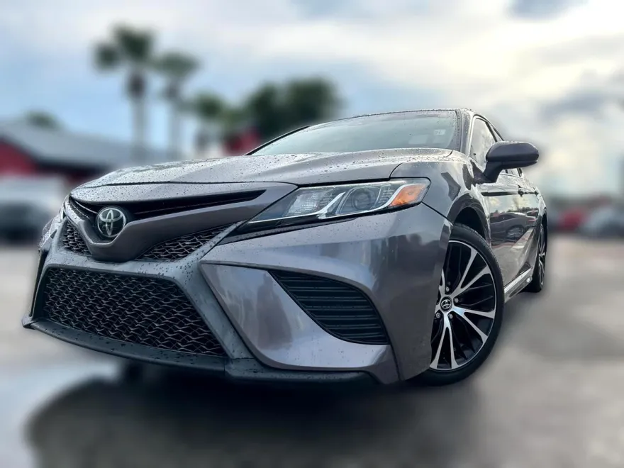 2020 Toyota Camry SE photo 1