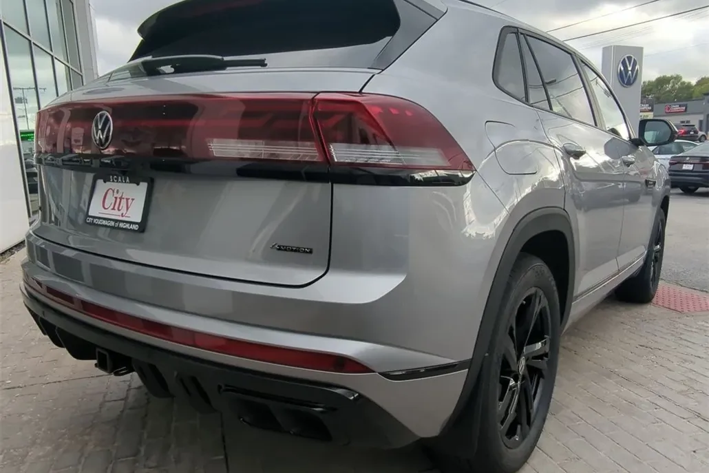 2026 Volkswagen Atlas Cross Sport SEL R-Line photo 1