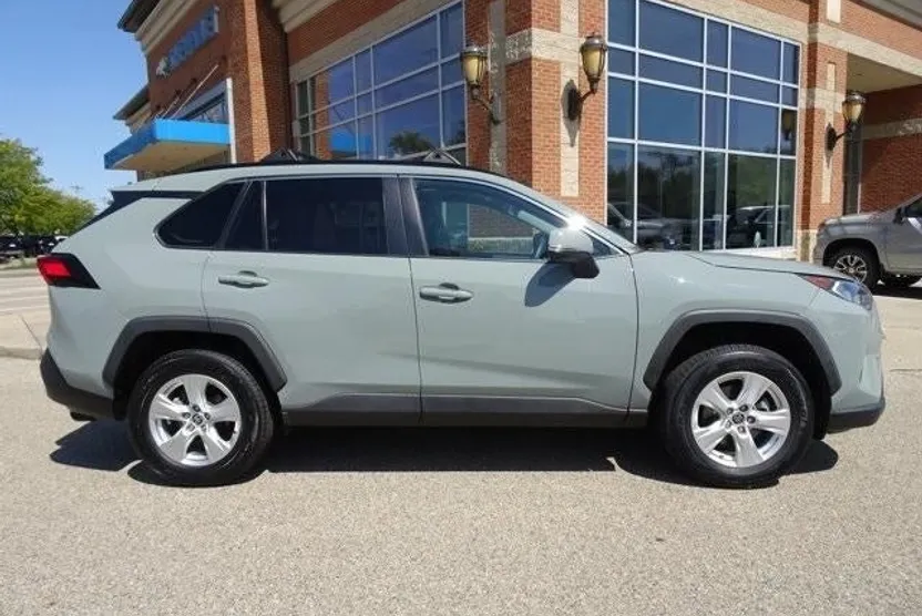 2021 Toyota RAV4 XLE photo 1