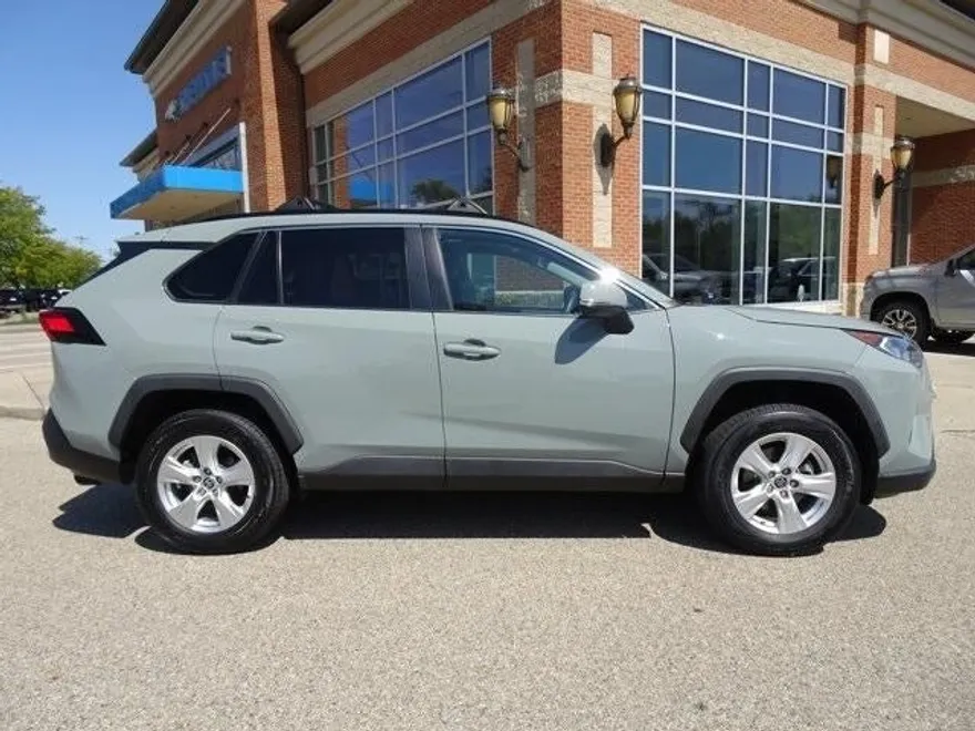 2021 Toyota RAV4 XLE photo 1