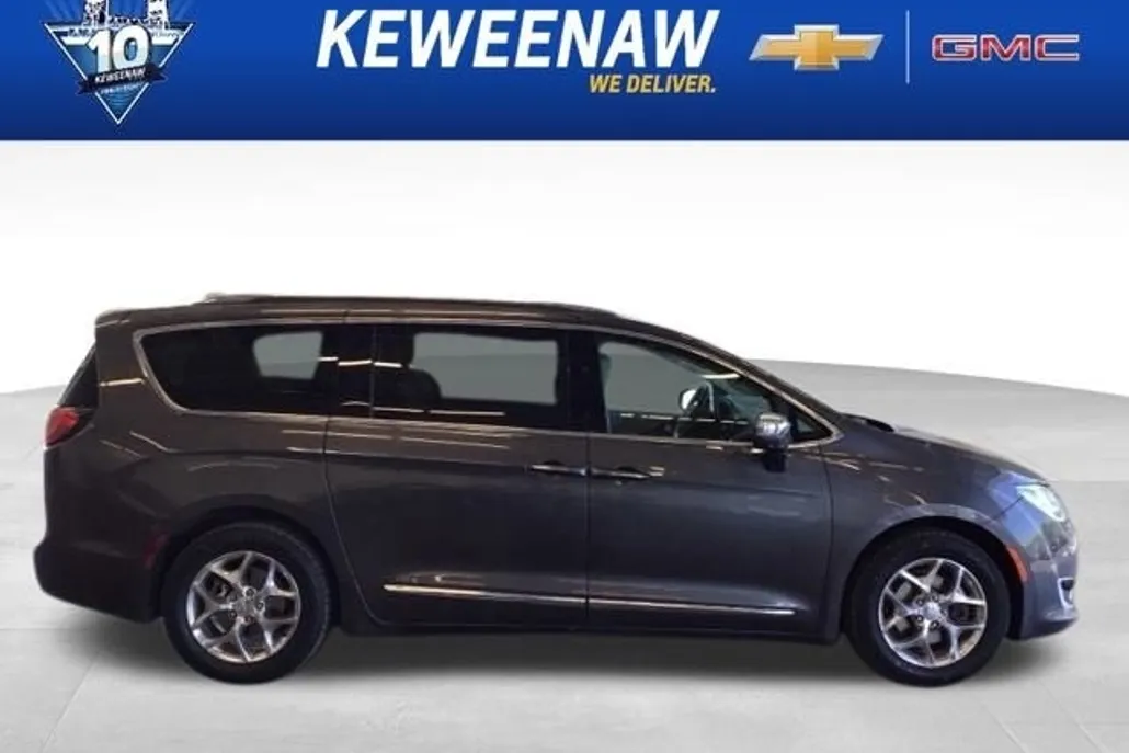 2019 Chrysler Pacifica Limited photo 1