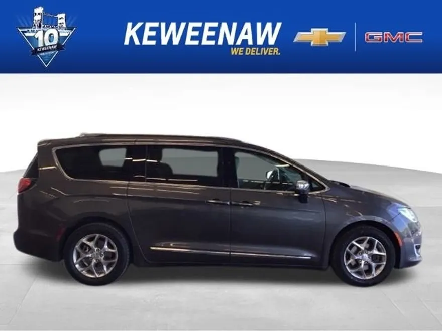 2019 Chrysler Pacifica Limited photo 1