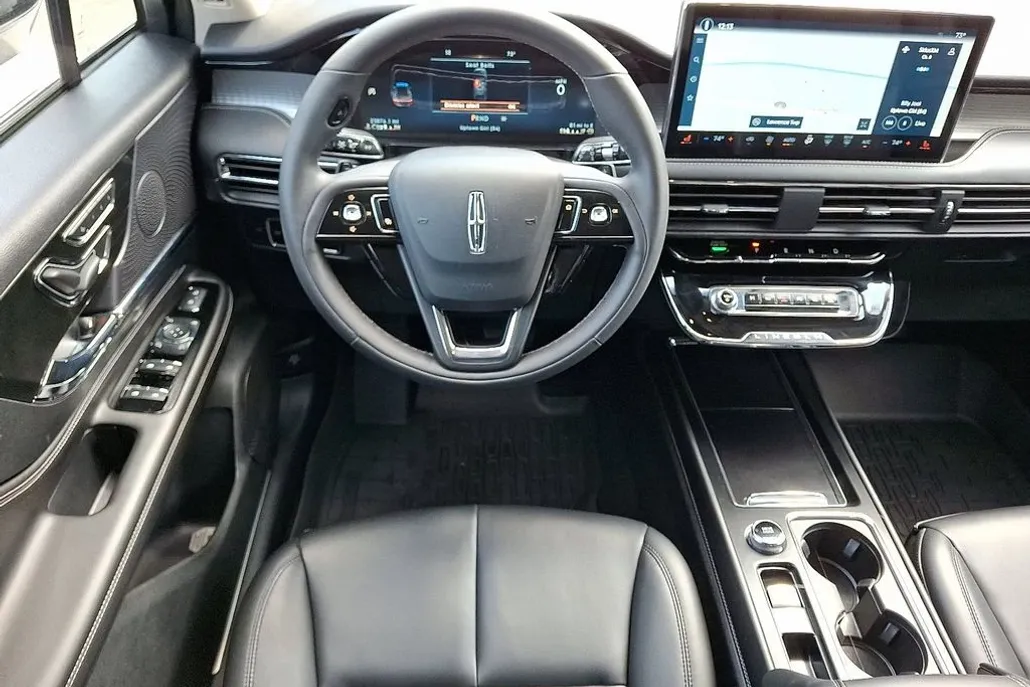 2023 Lincoln Corsair Standard photo 1