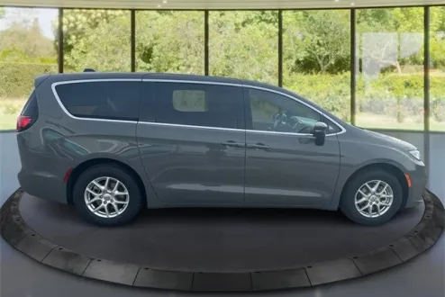 2025 Chrysler Pacifica photo 2