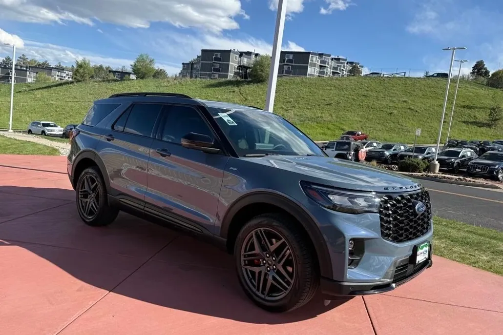 2025 Ford Explorer ST-Line photo 1
