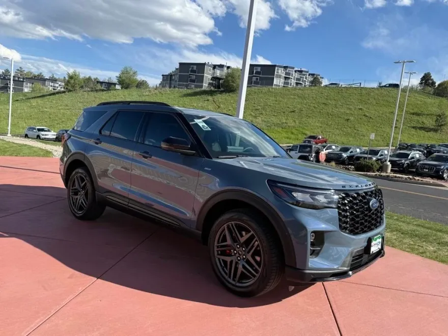 2025 Ford Explorer ST-Line photo 1