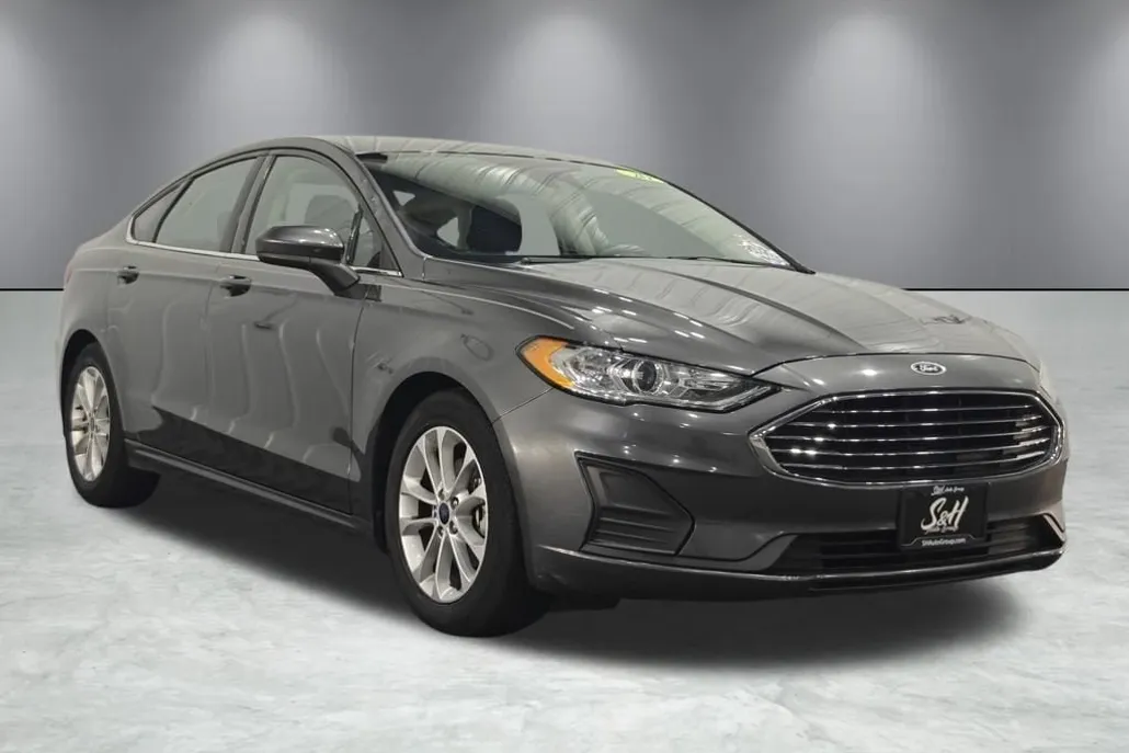 2020 Ford Fusion SE photo 1