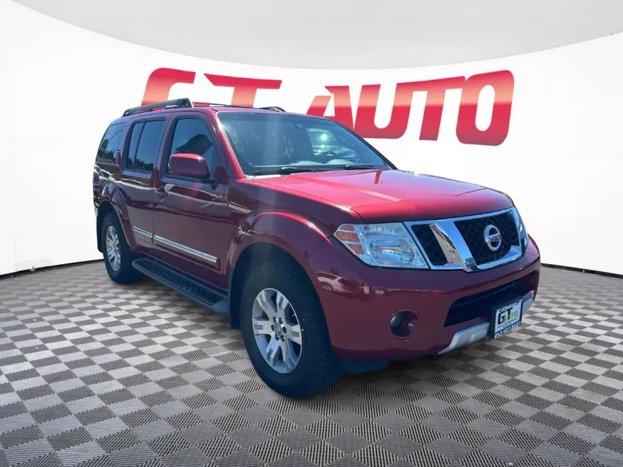 2008 Nissan Pathfinder LE photo 1