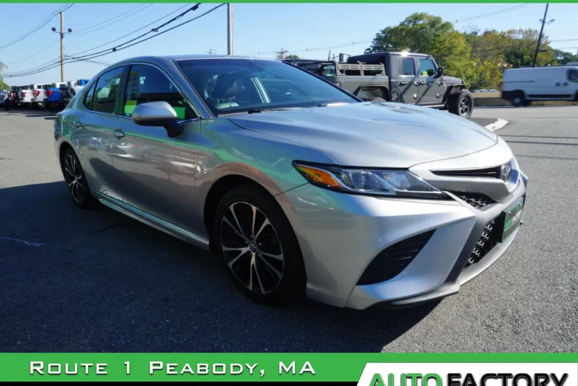 2020 Toyota Camry SE photo 1