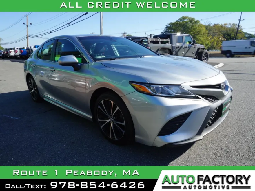 2020 Toyota Camry SE photo 1