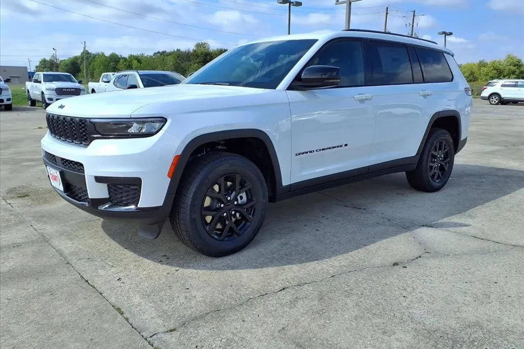 2025 Jeep Grand Cherokee Laredo photo 1