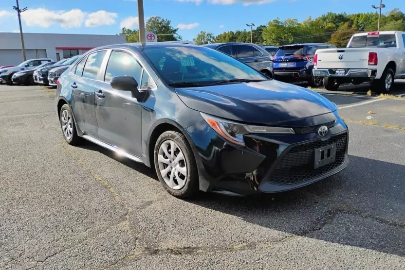 2020 Toyota Corolla LE photo 1