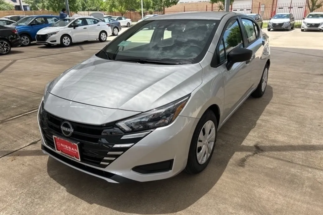 2025 Nissan Versa 1.6 S photo 1