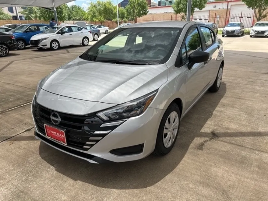 2025 Nissan Versa 1.6 S photo 1