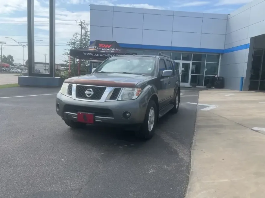 2008 Nissan Pathfinder SE photo 1