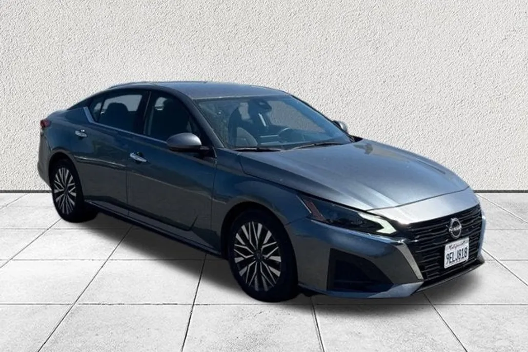 2023 Nissan Altima 2.5 SV photo 1