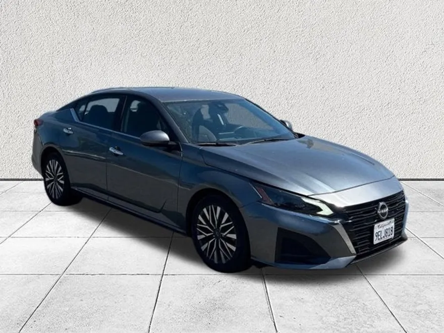 2023 Nissan Altima 2.5 SV photo 1