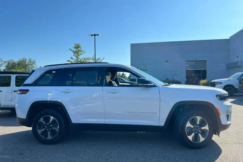 2024 Jeep Cherokee photo 1