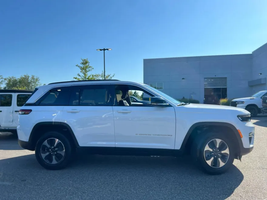 2024 Jeep Cherokee photo 1