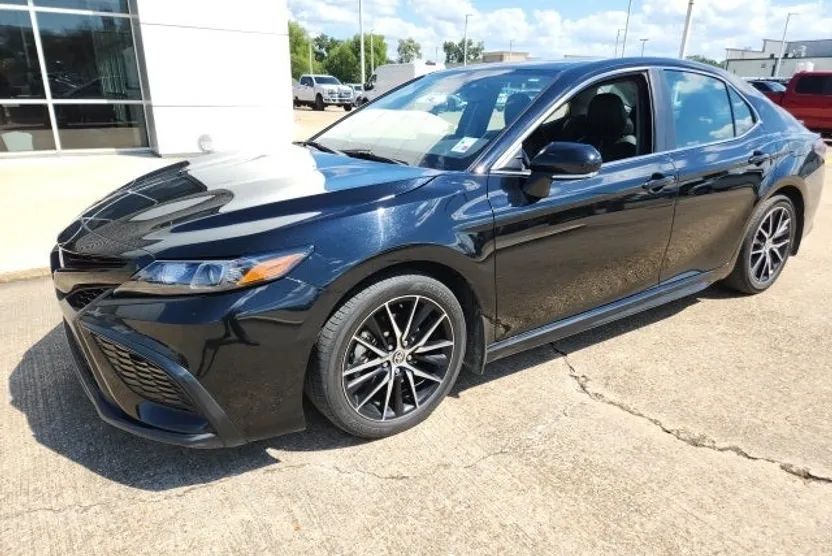2024 Toyota Camry Hybrid SE photo 1