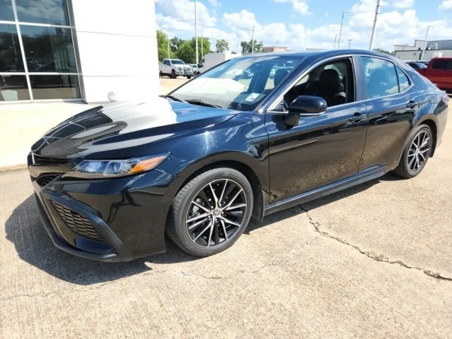 2024 Toyota Camry Hybrid SE photo 1