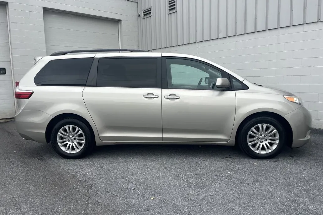 2015 Toyota Sienna XLE photo 1