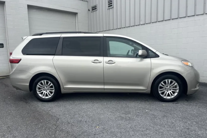 2015 Toyota Sienna XLE photo 1