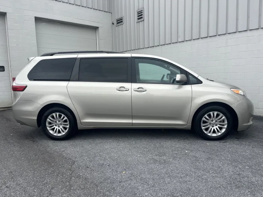 2015 Toyota Sienna XLE photo 1