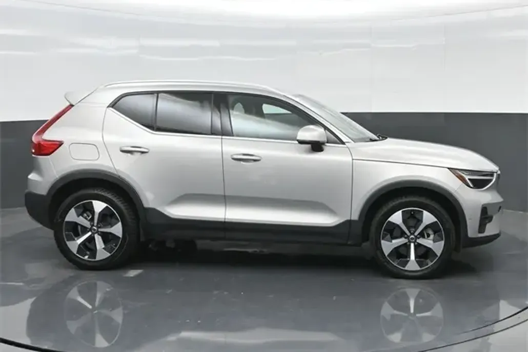 2024 Volvo XC40 Plus photo 1