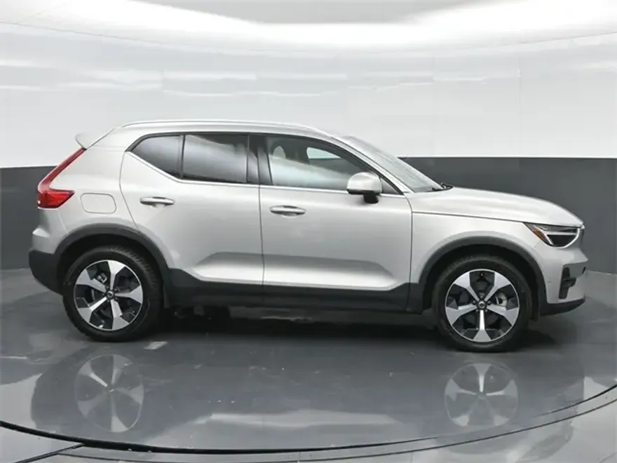 2024 Volvo XC40 Plus photo 1