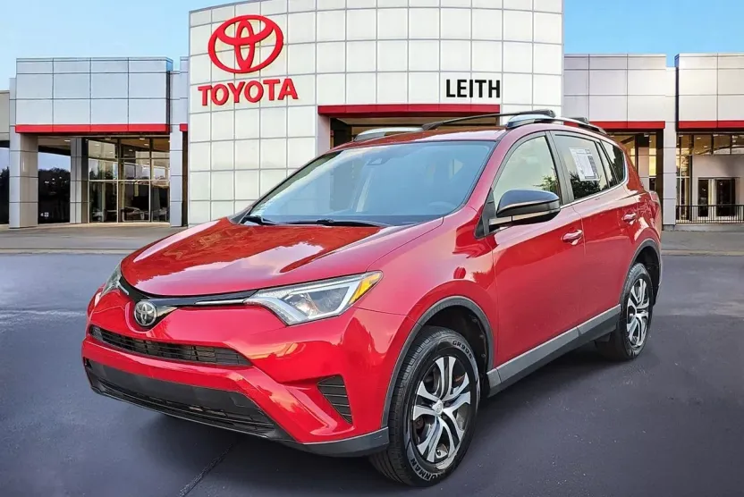 2017 Toyota RAV4 LE photo 1