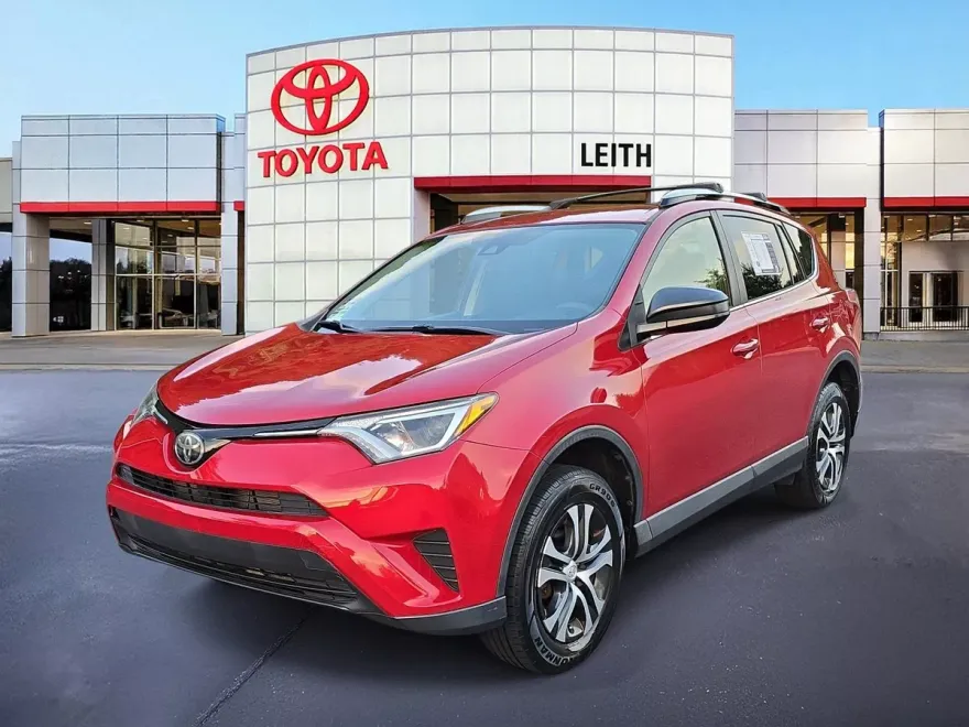 2017 Toyota RAV4 LE photo 1