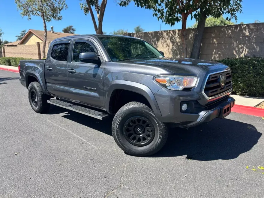 2019 Toyota Tacoma SR5 photo 1