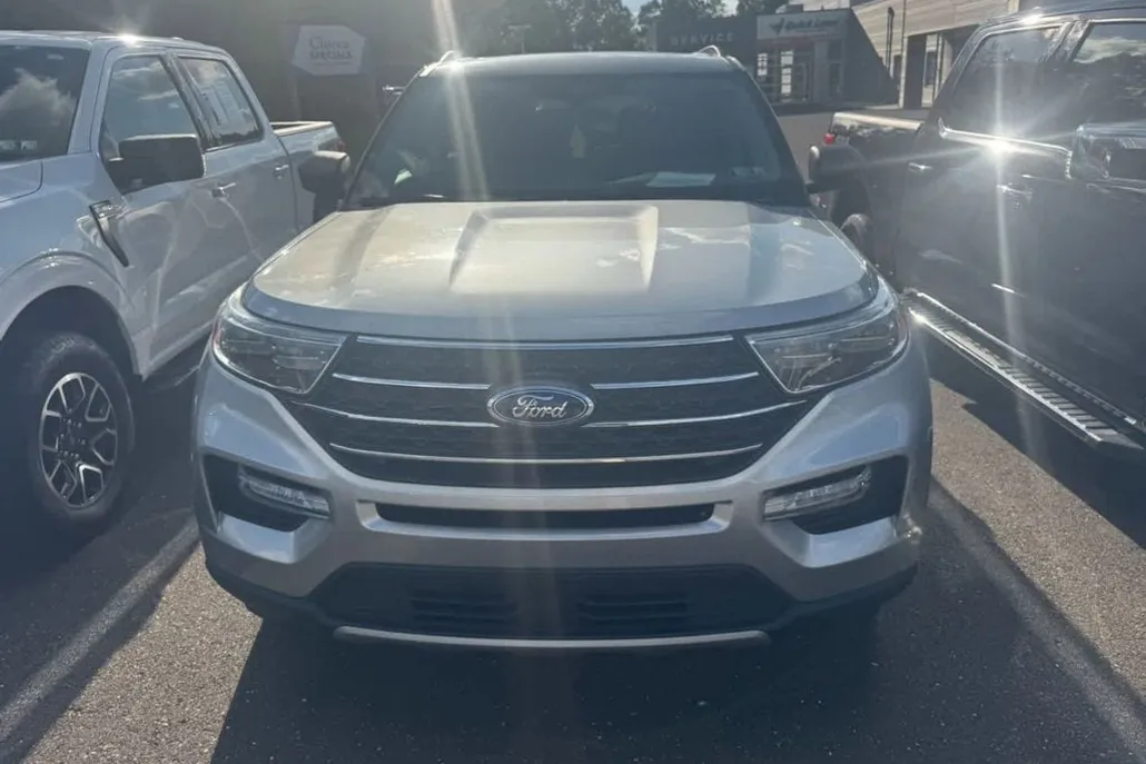 2023 Ford Explorer XLT photo 1