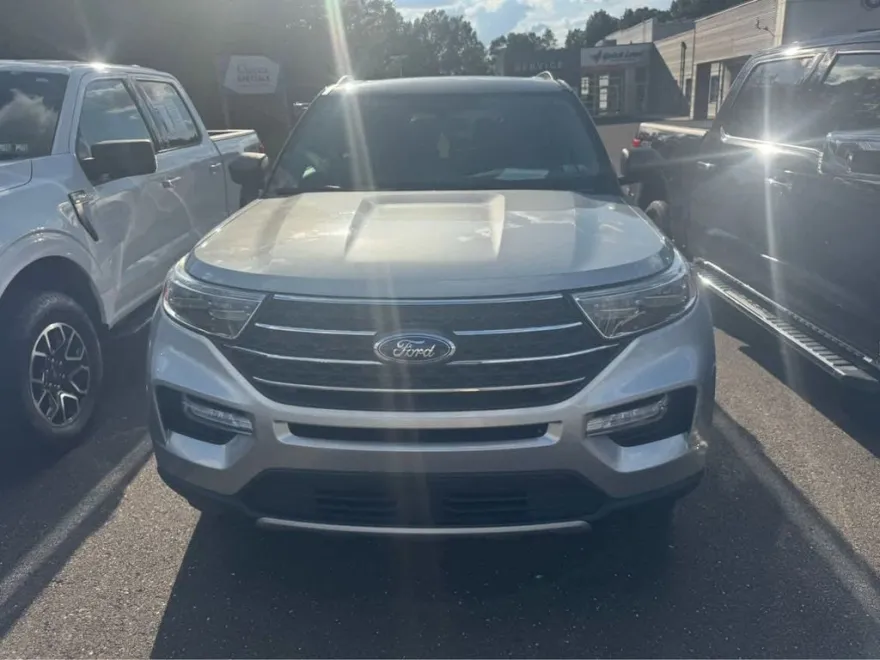 2023 Ford Explorer XLT photo 1