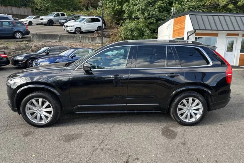 2016 Volvo XC90 T6 Momentum photo 1