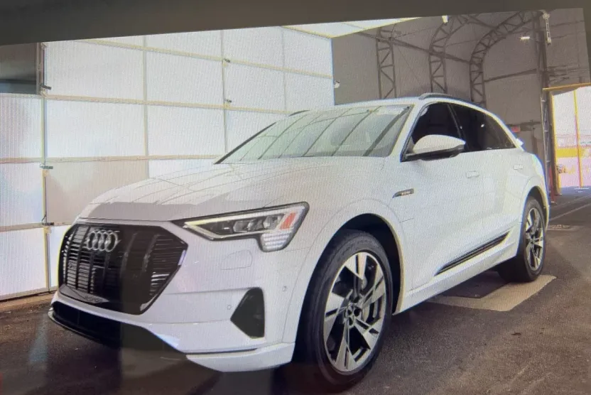 2021 Audi e-tron Premium photo 1