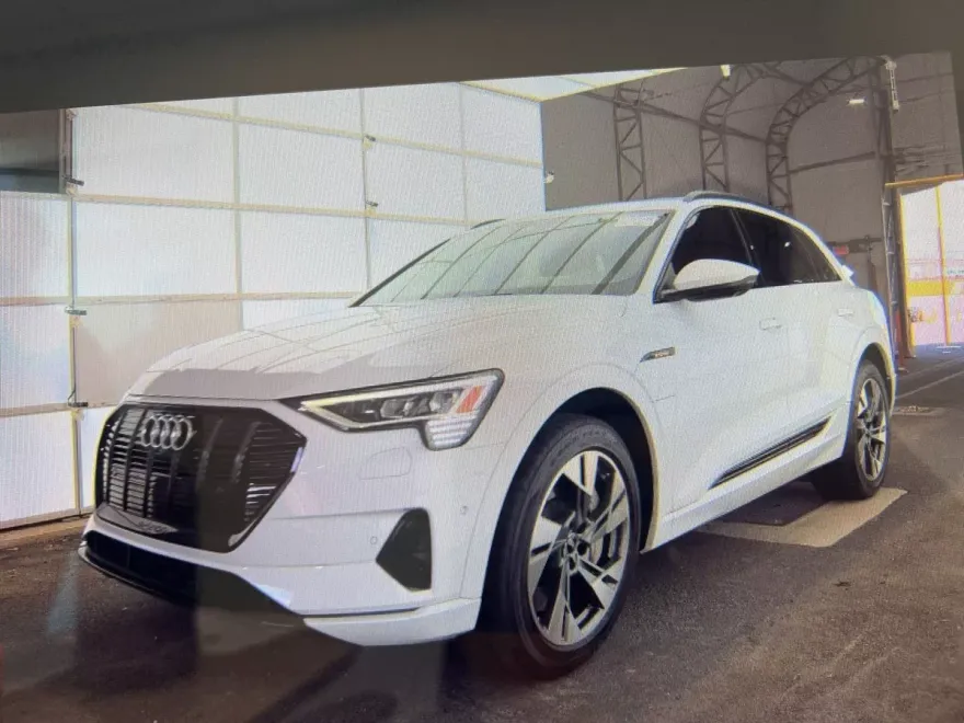 2021 Audi e-tron Premium photo 1