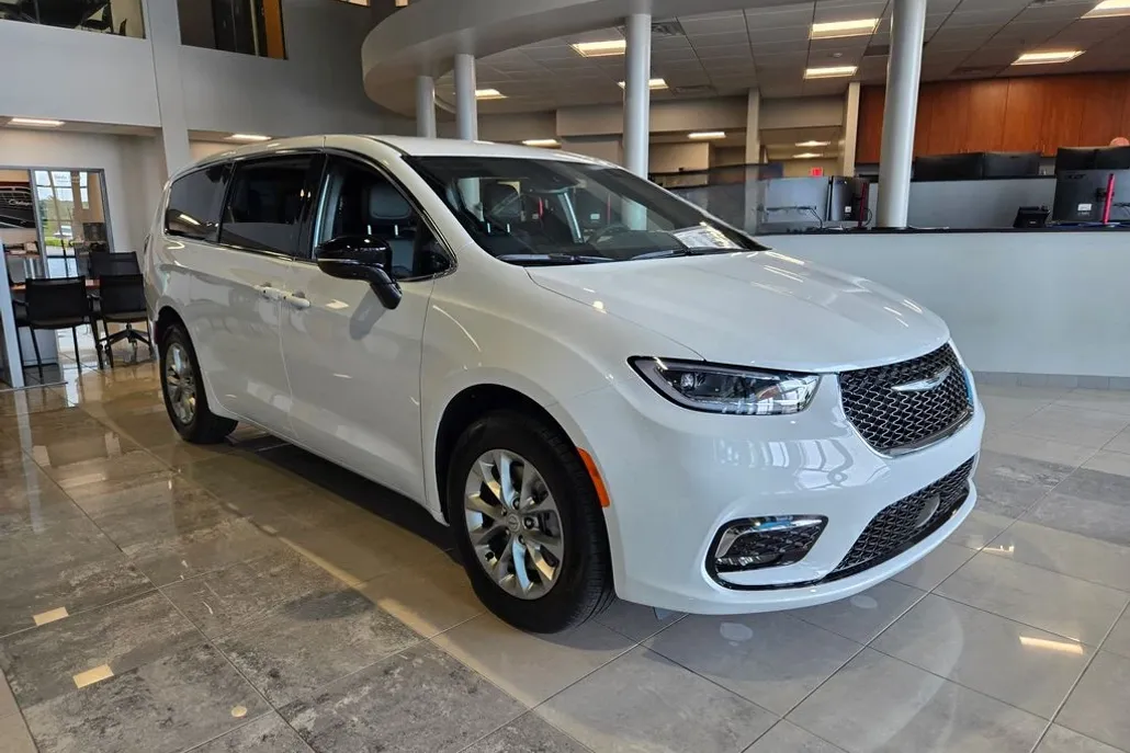 2025 Chrysler Pacifica photo 1
