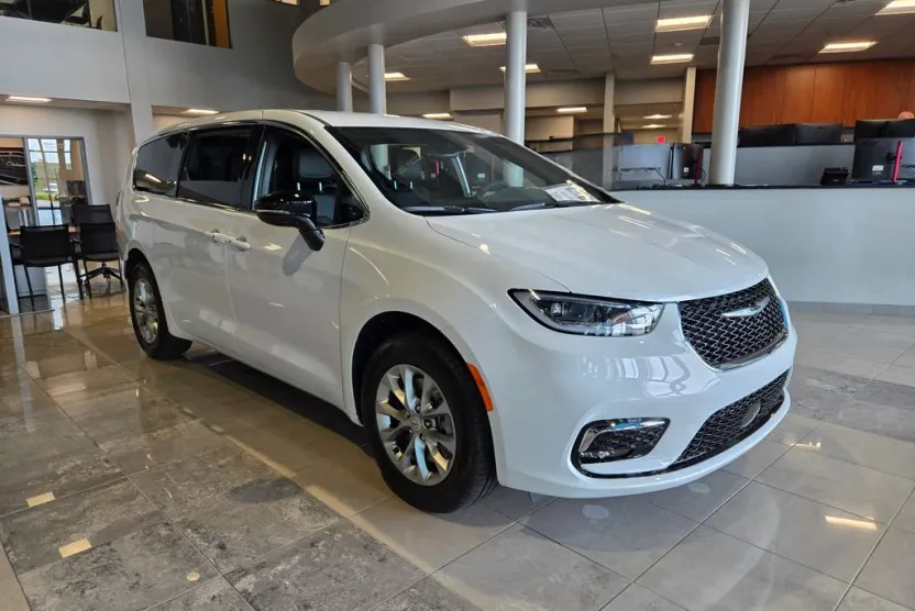 2025 Chrysler Pacifica photo 1