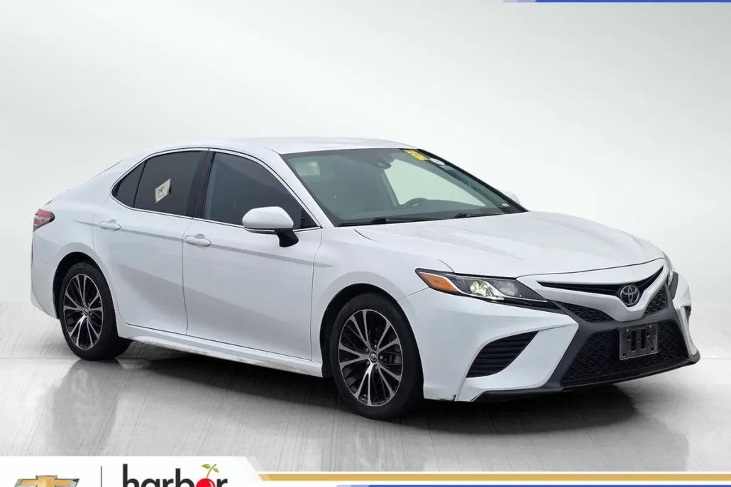 2019 Toyota Camry SE photo 1