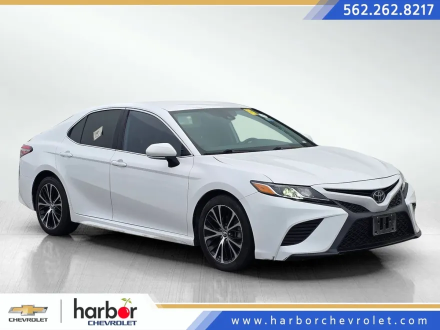 2019 Toyota Camry SE photo 1