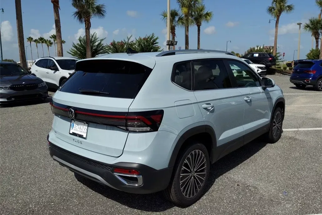 2025 Volkswagen Taos SE photo 1